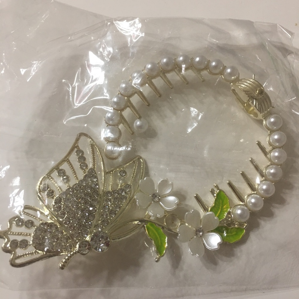 Butterfly claw clip for hair bun